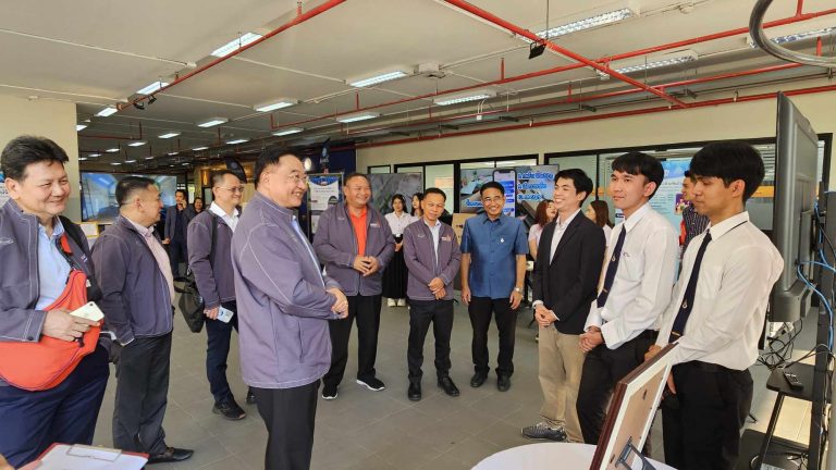 นำเสนอผลงานระบบไฟจราจรอัจฉริยะสำหรับรถการแพทย์ฉุกเฉิน ต่อผู้บริหาร มทร.อีสาน